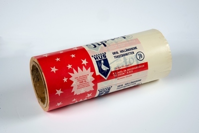 2010-0005-HHI 1.jpg; 2010-0005-HHI; Rol met pakpapier voor broodproduct van de vm. firma Hus.; pakpapier